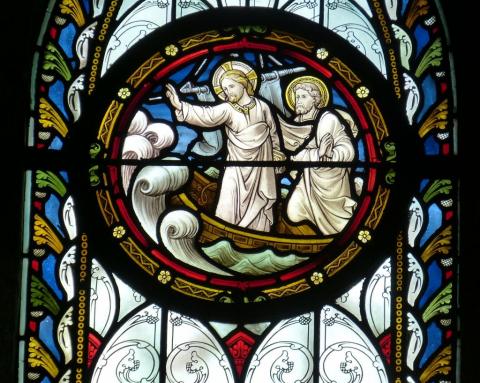 Kirchenfenster mit Darstellung der Stillung des Sturms