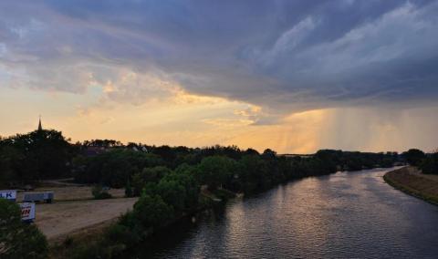 Ein Unwetter in der Ferne über dem Main