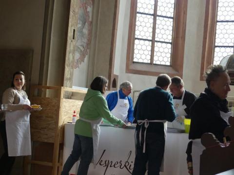 Mehrere Gastgeberinnen und Gastgeber an der Geschirr-Rückgabe in der Taufkapelle