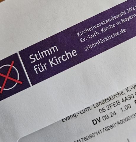 Foto vom Umschlag der Briefwahlunterlagen (Ausschnitt mit dem Logo "Stimm für Kirche")