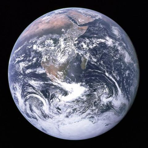  „Blue Marble“, die während des Fluges von Apollo 17 zum Mond am 7. Dezember 1972 entstandene Fotoaufnahme von der Erde