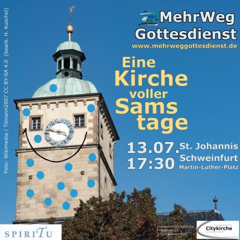 Der Turm der St. Johanniskirche hat ein lächendes Gesicht, die Kirchturmuhr ist die Nase. Text: MehrWegGottesdienst - eine Kirche voller Samstage, 13.7. 17:30 St. Johannis Schweinfurt, Martin-Luther-Platz. Bus Markt, Kornmarkt, Roßmarkt. Zug: Schweinfurt-Mitte. Veranstalter: Ev. Citykirche Schweinfurt. Logo der Band Spiritu. Foto: Wikimedia / Tilmann2007 CC BY-SA 4.0 (bearb. H. Kuschel) 
