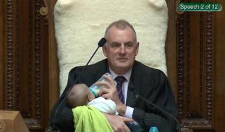 Speaker Trevor Mallard gibt dem Baby eines Abgeordneten die Flasche