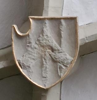 ein steinernes Wappen an der Decke von St. Johannis. Was es einmal darstellen sollte, ist nur noch rudimentär zu erkennen.