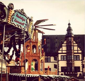 Nostalgie-Karussell auf dem Schweinfurter Weihnachtsmarkt. Im Hintergrund das Rathaus.
