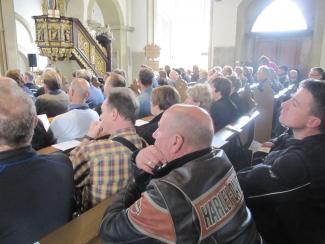 Motorradfahrer in der Kirche