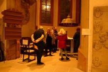 Die eigenen Gedanken aufschreiben, egal ob Zweifel oder Hoffnung: Verschiedene Stationen in der Kirche laden beim MehrWegGottesdienst dazu ein.